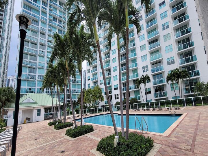Property Photo:  31 SE 5th St 1110  FL 33131 