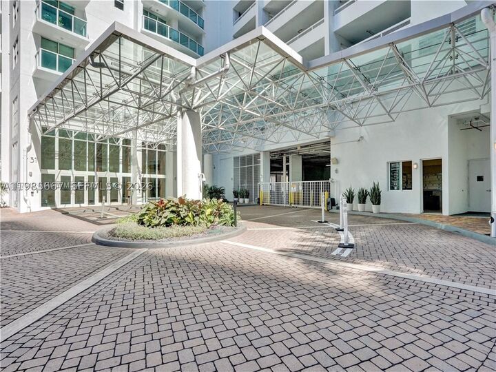Property Photo:  31 SE 5th St 1110  FL 33131 