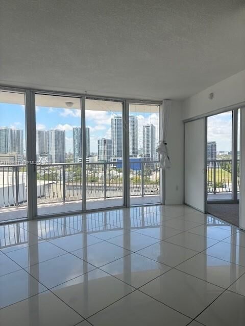 Property Photo:  1750 N Bayshore Dr 1714  FL 33132 
