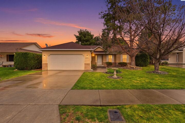 Property Photo:  2303 S Arthur Loop  WA 99338 