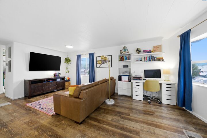 Property Photo:  512 N 61st Ave  WA 99353 