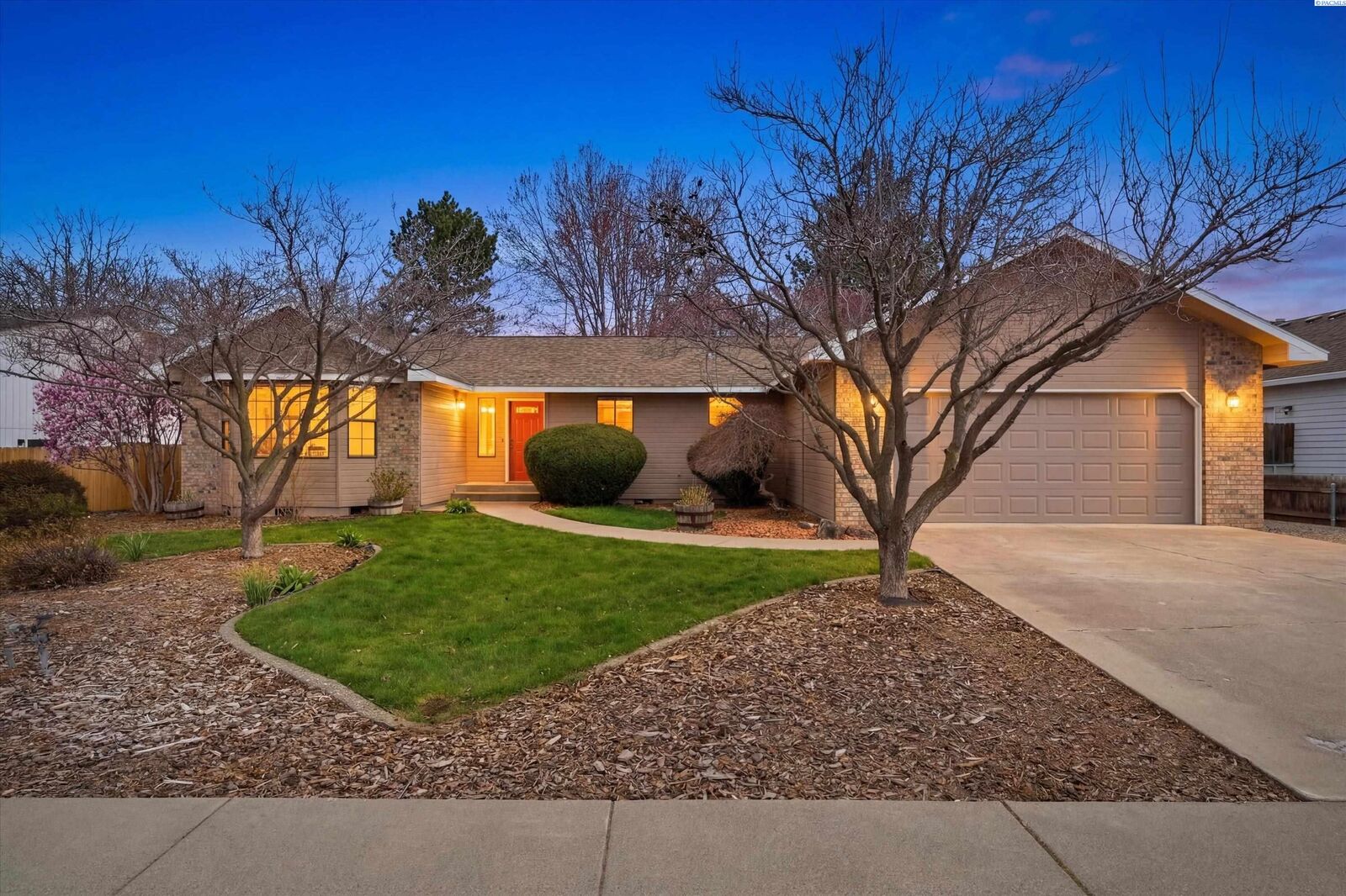 Property Photo:  628 Meadows Dr East  WA 99352 