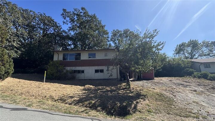 1279 Burnside Rd W — photo 1