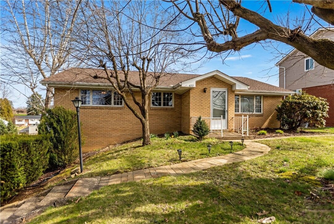 Property Photo: 427 Carolina Dr PA 15071