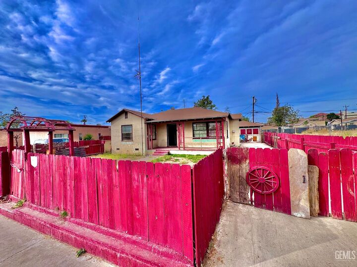 Property Photo:  1720 Pacific Street  CA 93305 