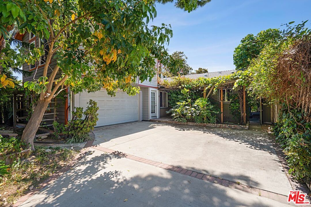 Property Photo:  13522 Delano St  CA 91401 