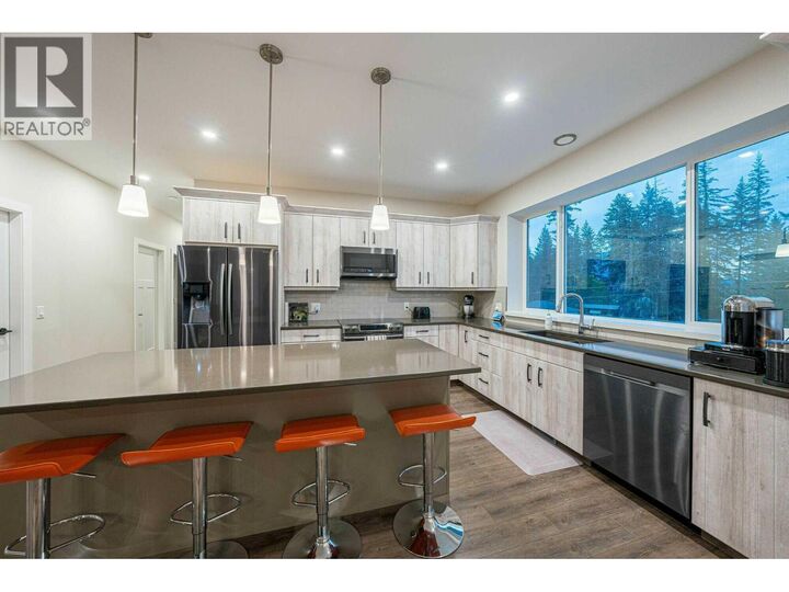 Property Photo: 80 15 Avenue Southeast BC V1E 0G3