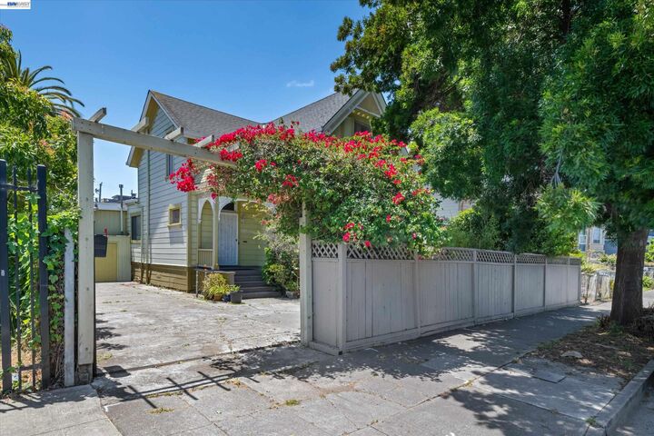 Property Photo:  663 25th Street  CA 94612 
