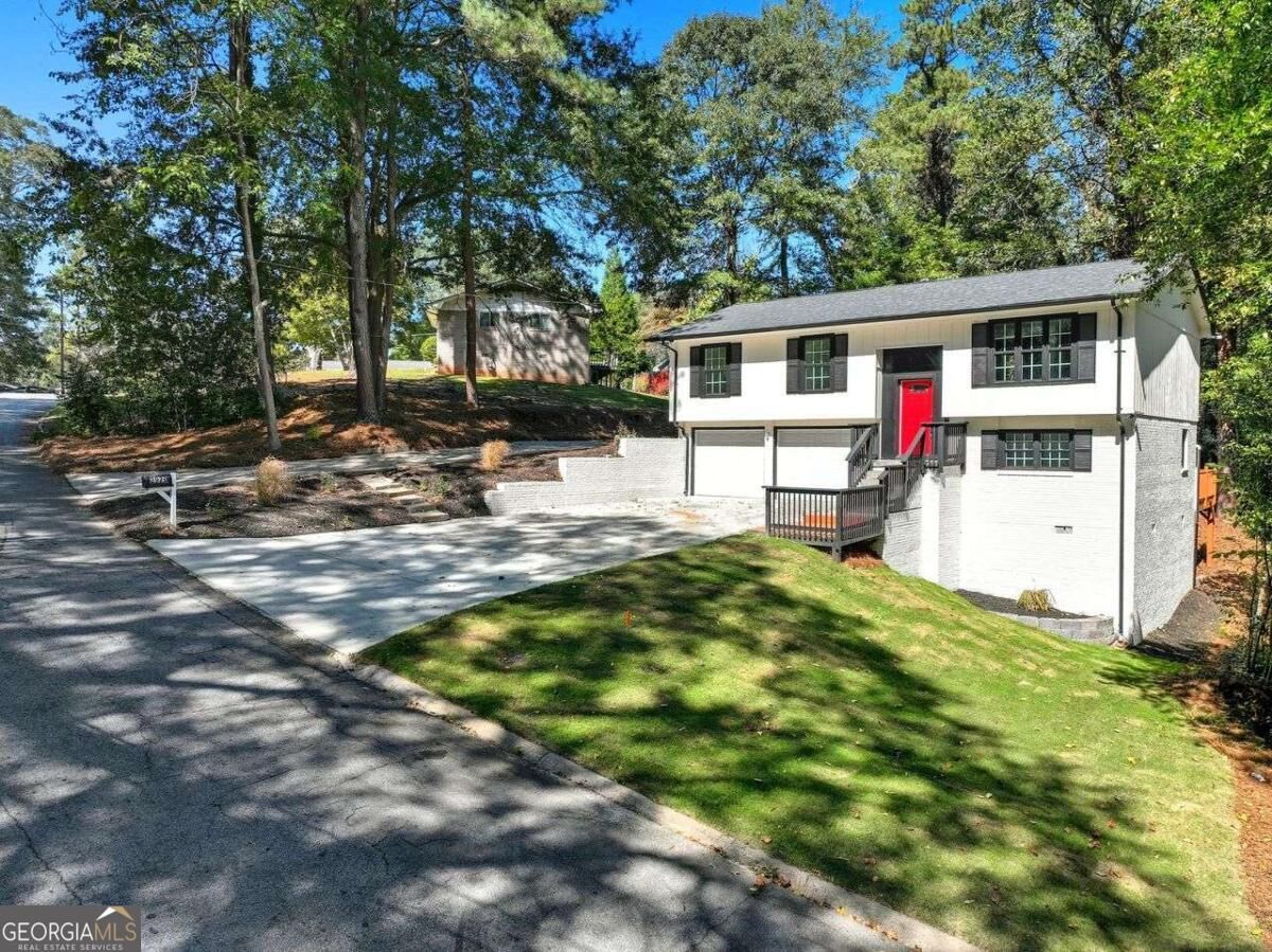 Property Photo:  3920 Wedgefield Circle  GA 30035 