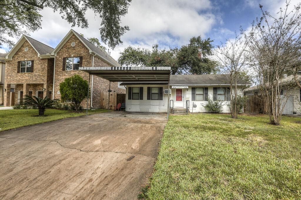 Property Photo: 1630 Du Barry Lane TX 77018