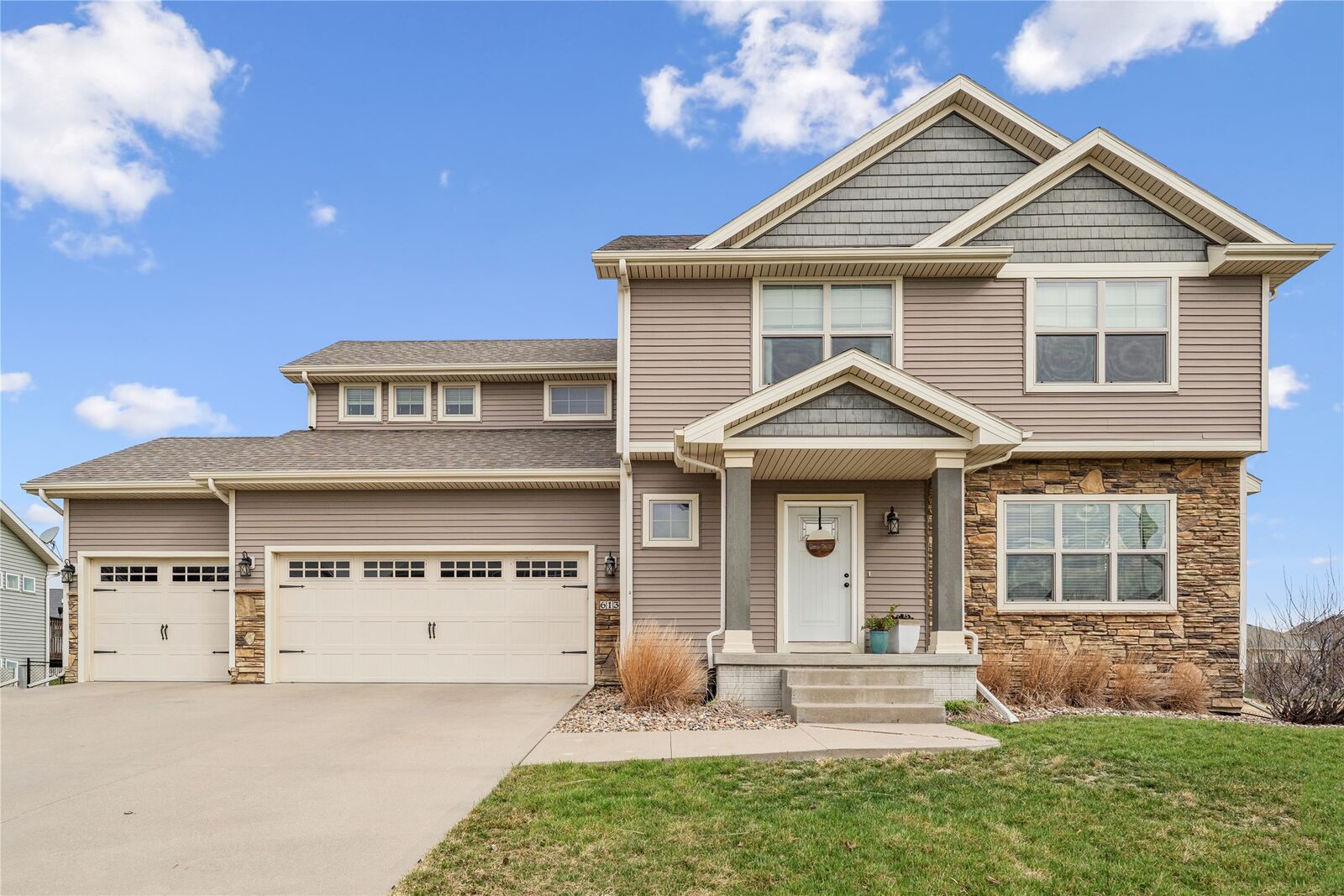 Property Photo:  613 SE 17th Street  IA 50111 