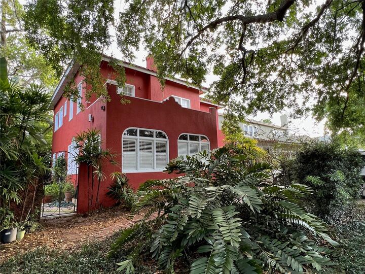 Property Photo:  318 Vitoria Avenue  FL 32789 