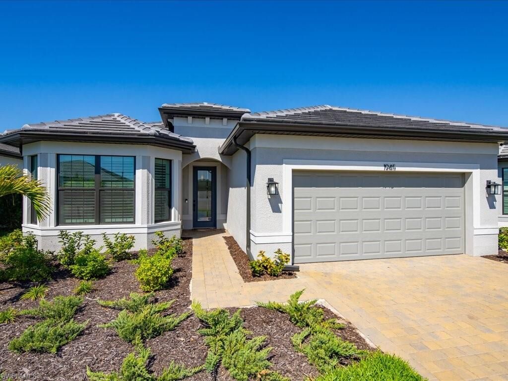 Property Photo: 1945 Fresno Ave FL 34120