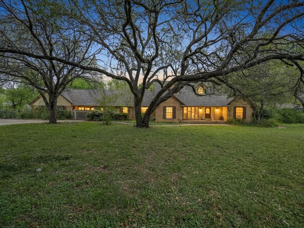 Property Photo:  1406 Braewood Place  TX 75137 