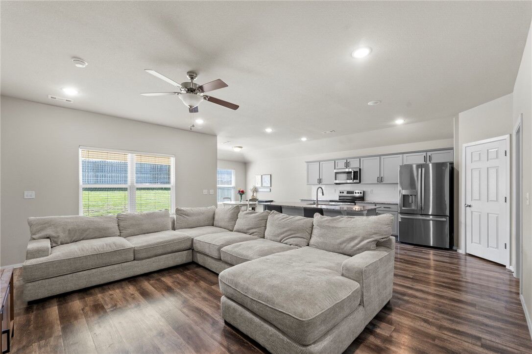 Property Photo:  527 Woodcreek Loop  AR 72745 