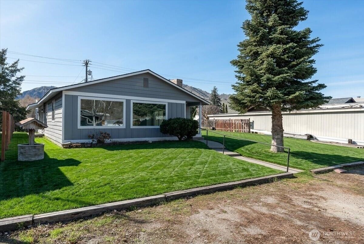 Property Photo:  916 E Johnson Avenue  WA 98816 