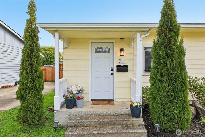 Property Photo:  211  Ave F 1 & 2  WA 98290 