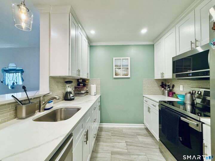 Property Photo:  970 Hope Street 5E  CT 06907 