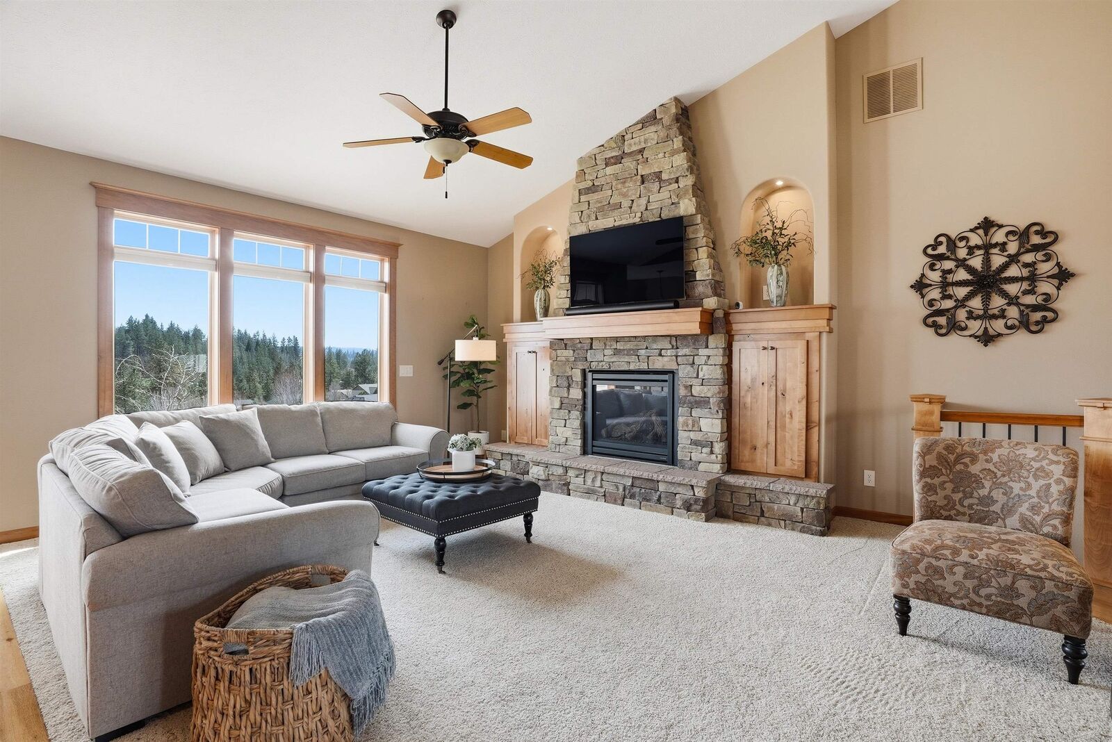 Property Photo: 1608 N Rim View St WA 99224