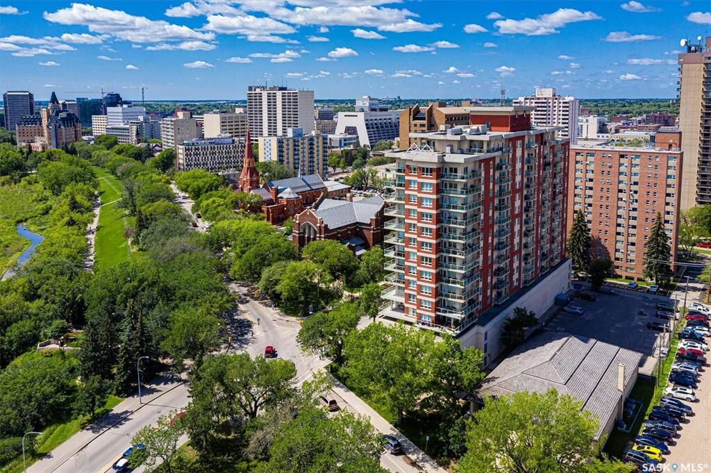 Property Photo: 902 Spadina Crescent E 702 SK S7K 0G8