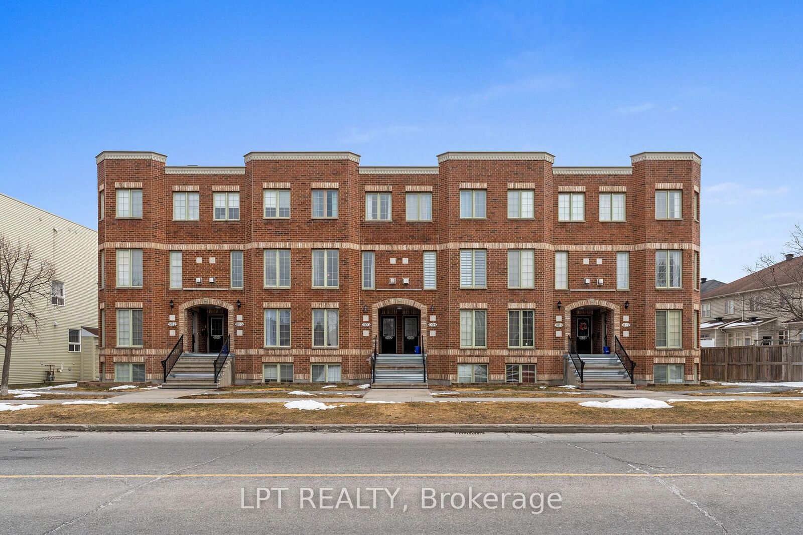 Property Photo:  902 Longfields Drive .  ON K2J 5K6 