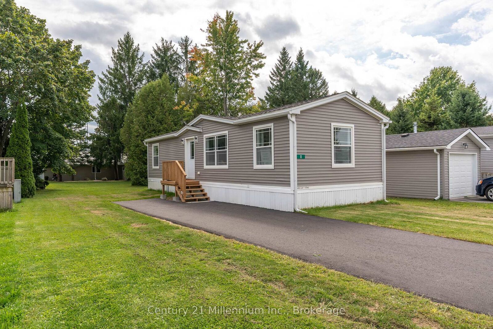 Property Photo:  8 Sussex Square  ON N4K 5N5 