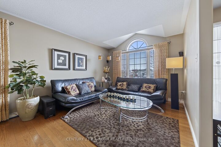 Property Photo:  115 Lion'S Gate Boulevard  ON L4M 7E5 