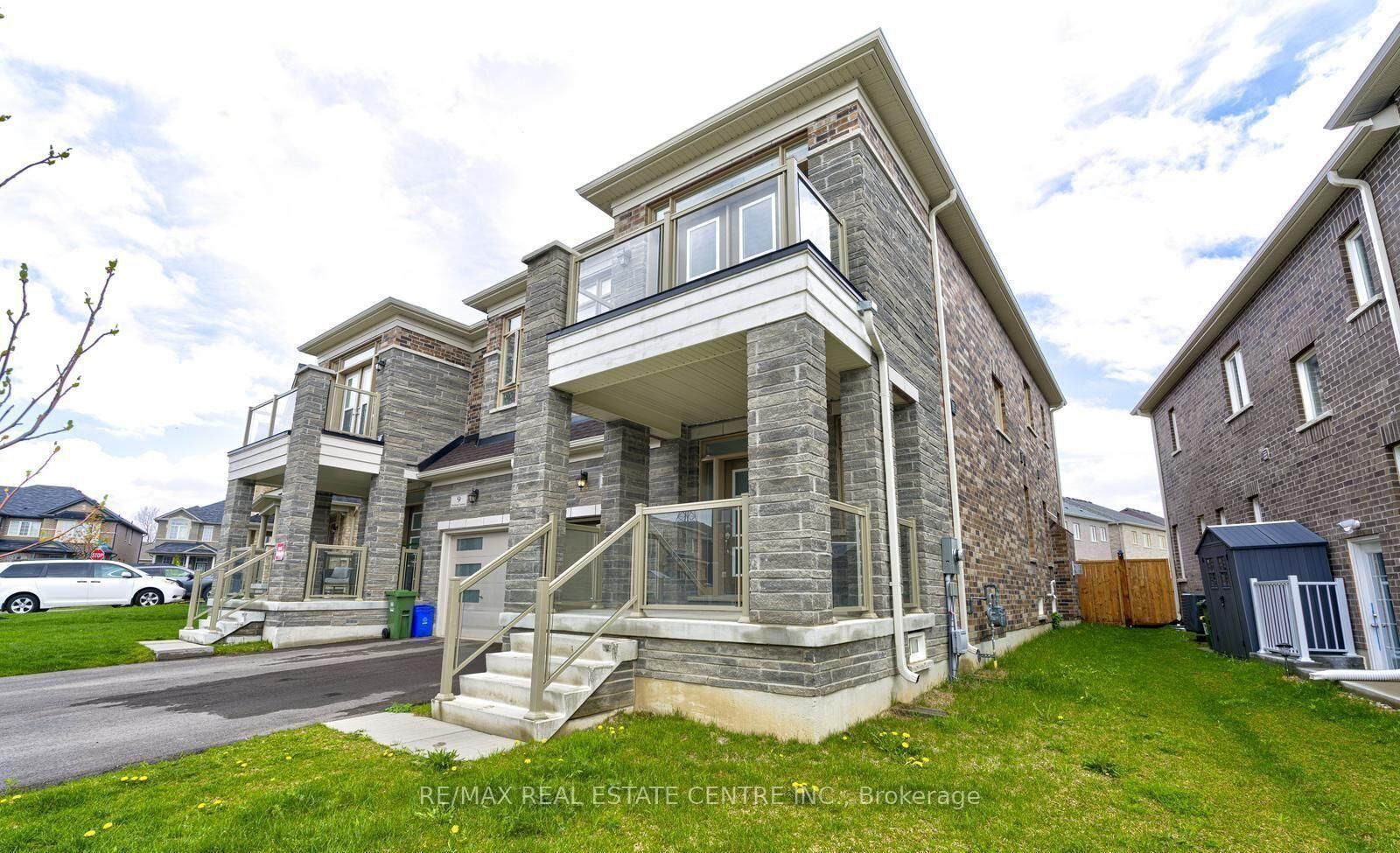 Property Photo: 11 Trailbank Gardens ON L8B 1Z3