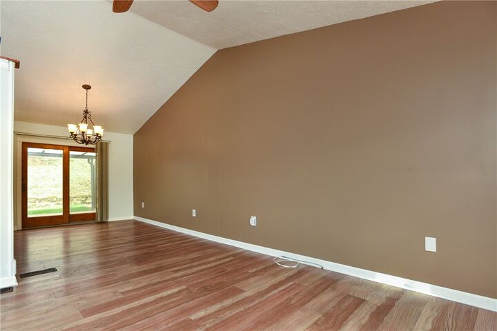 Property Photo:  547 Cresthaven Dr  PA 15239 