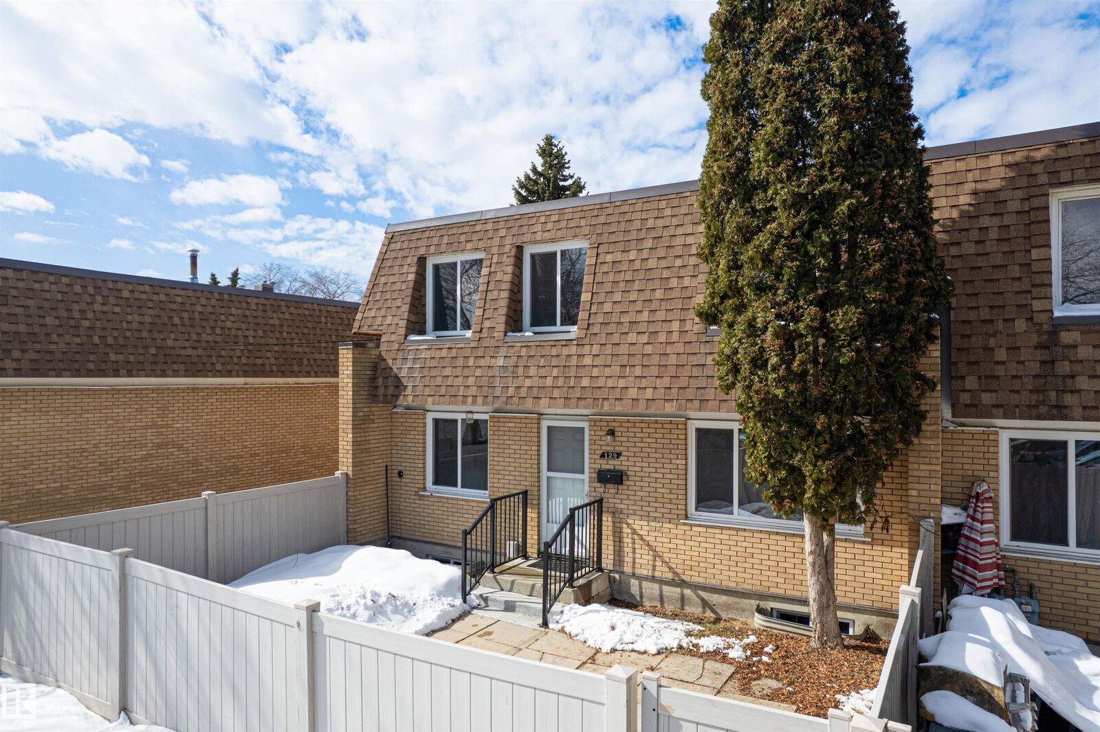 Property Photo:  129 Londonderry Square NW  AB T5C 3C4 