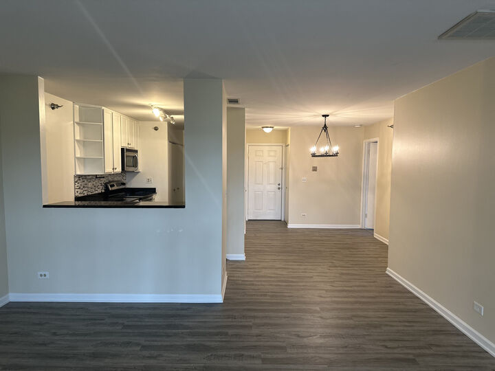 Property Photo:  214 Glengarry Drive 201  IL 60108 