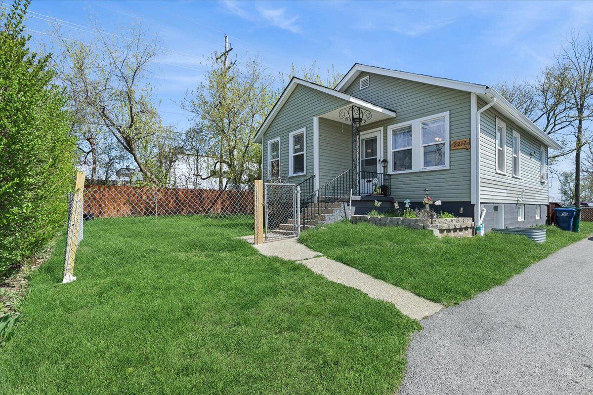 Property Photo:  2217 Honore Avenue  IL 60064 
