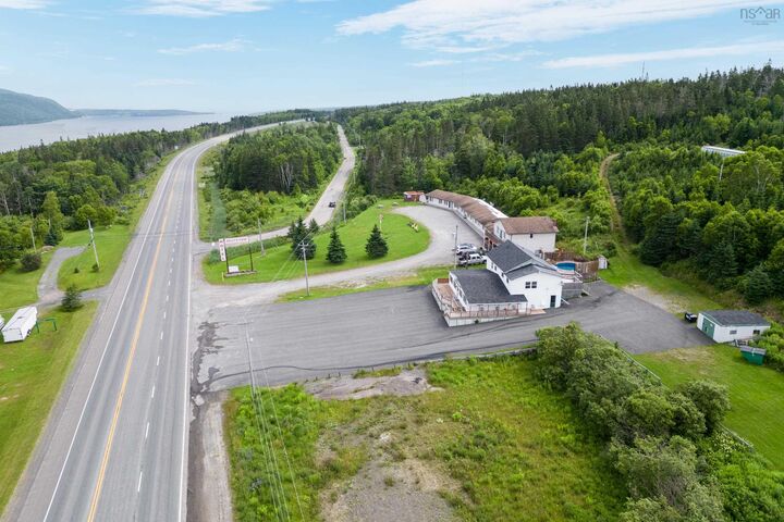 785 105 Highway — photo 1
