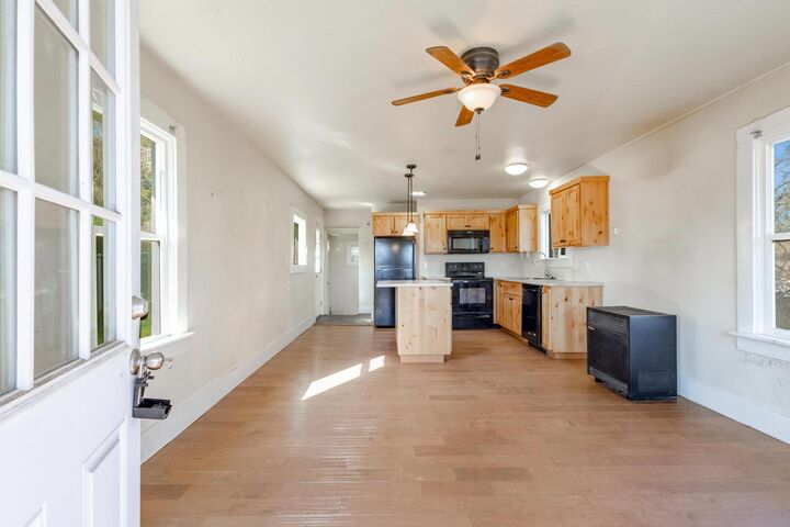 Property Photo: 342 SE 7th Street OR 97741