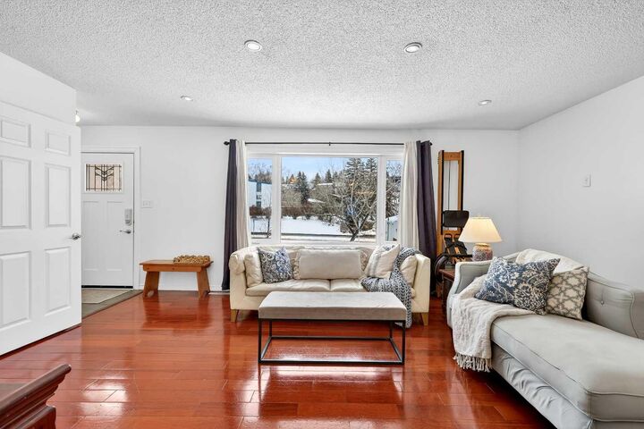 Property Photo:  1323 University Drive NW  AB T2N 3Y8 