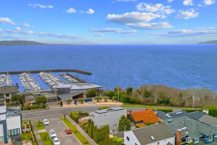 Property Photo:  1400  Magnolia Boulevard W  WA 98199 