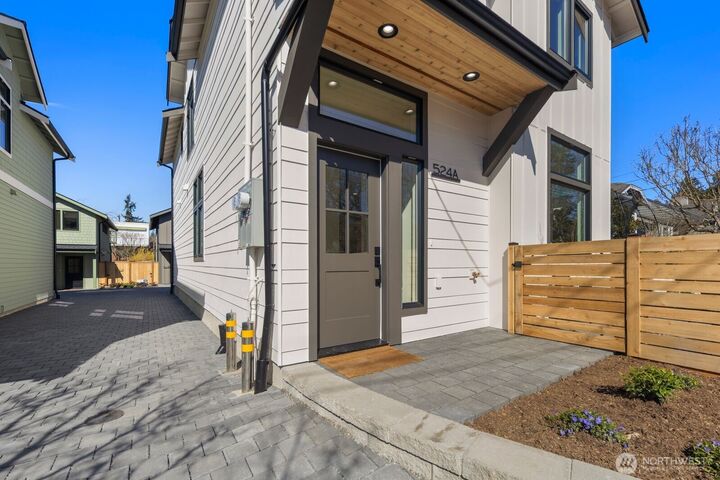 Property Photo:  524 NE 89th Street A  WA 98115 