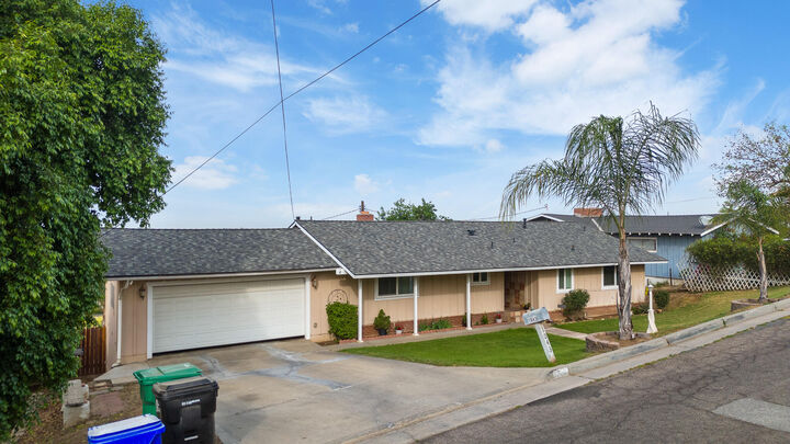 Property Photo: 1043 N Highland Drive CA 93257