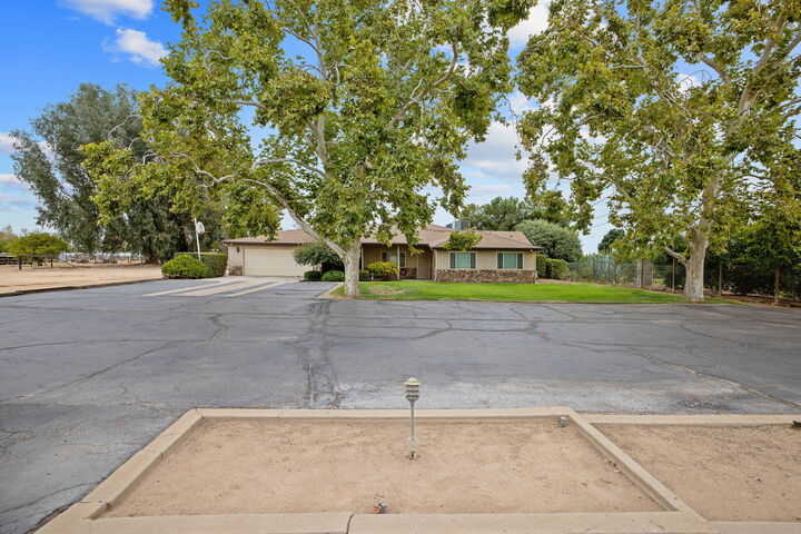 Property Photo:  1714 N Blythe Avenue  CA 93722 