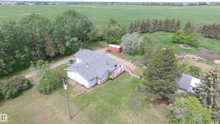 242028 Twp Road 452 — photo 1