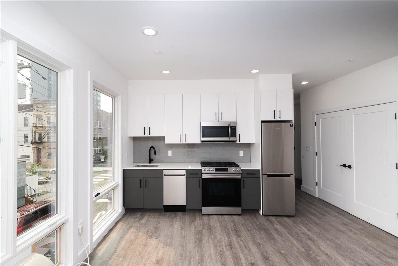 Property Photo:  396 Summit Ave 1R  NJ 07306 