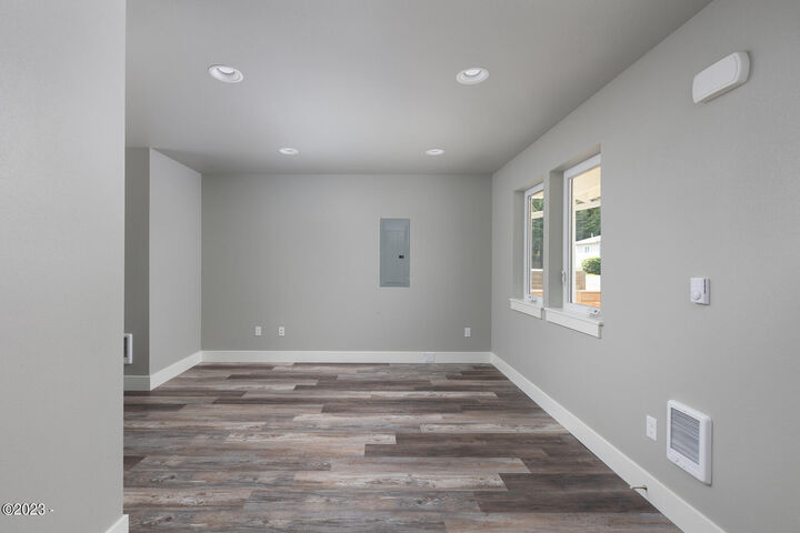 Property Photo:  646 SE Reef Avenue  OR 97367 