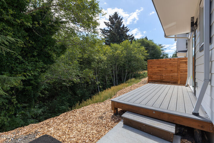 Property Photo: 646 SE Reef Avenue OR 97367