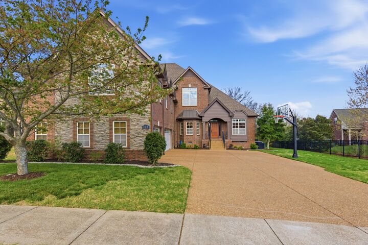 Property Photo:  805 Queen Annes Ct  TN 37135 