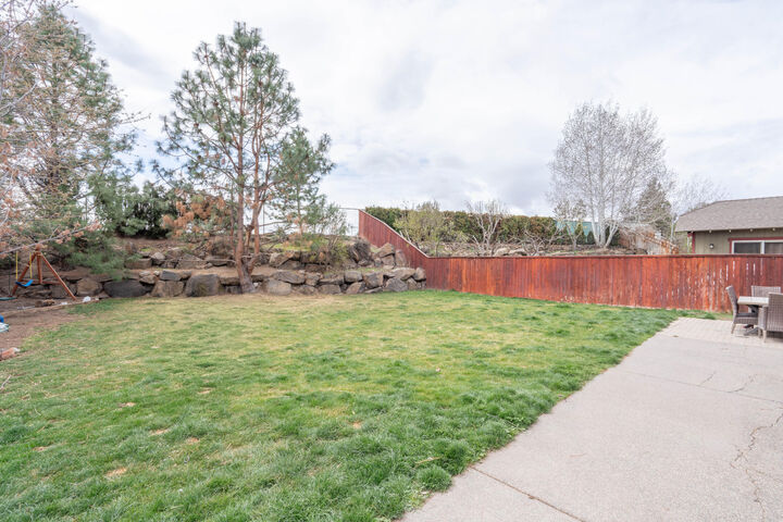 Property Photo:  2202 NW Cedar Avenue  OR 97756 