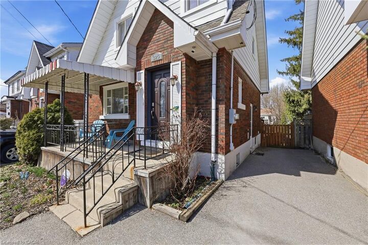 Property Photo:  320 Darling Street  ON N3S 3Y2 