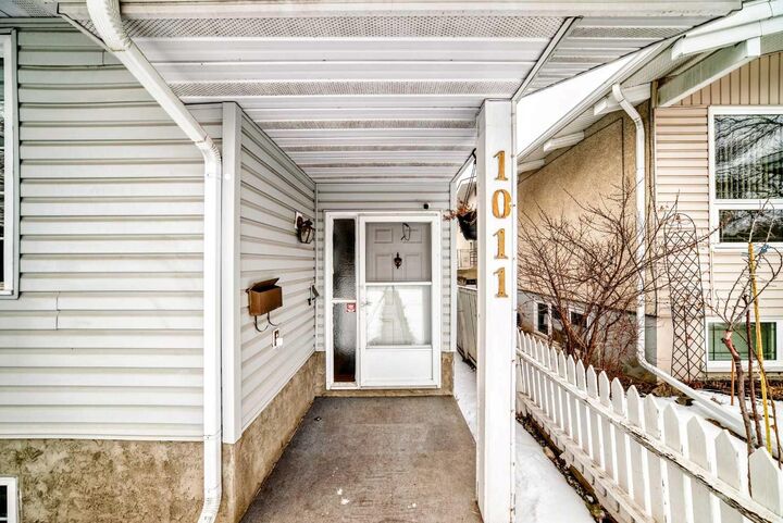 Property Photo:  1011 17A Street NE  AB T2E 4V2 
