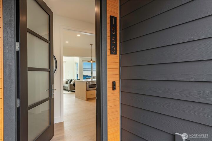 Property Photo:  1553  Mitchell Avenue 3  WA 98230 