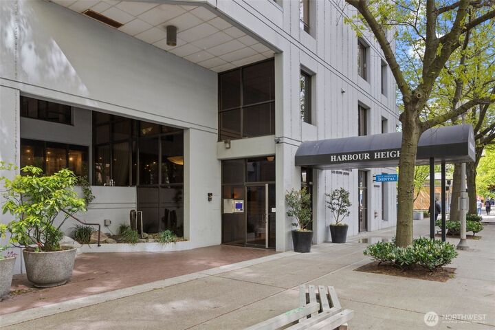 Property Photo:  2621  2nd Ave 1601  WA 98121 