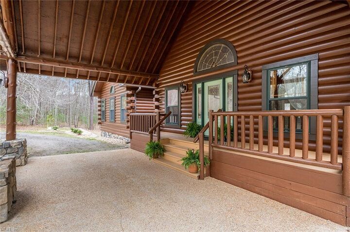 Property Photo: 10020 Pond Ridge Ln VA 23061